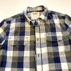 Vans women’s medium flannel super cool and super comfortable.